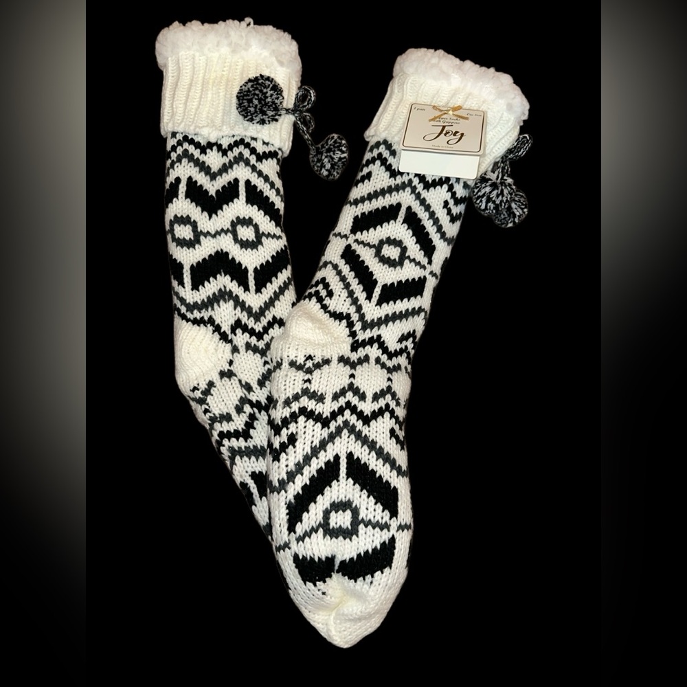 Women's nwt Nordic Knit Faux Shearling Lined Slipper Socks with Poms & Grippers